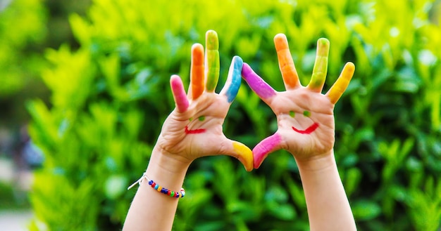 Kinderhanden in de kleuren van de zomer Selectieve focus