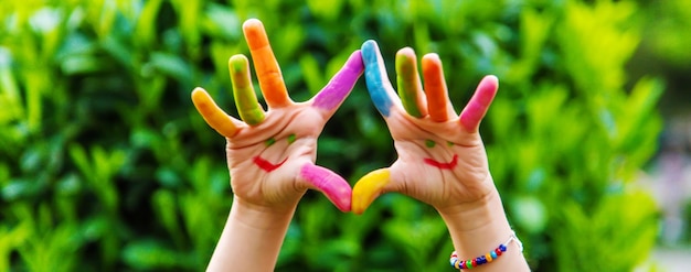 Kinderhanden in de kleuren van de zomer Selectieve focus