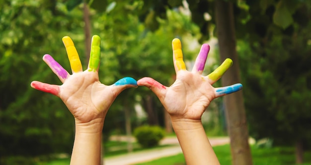 Kinderhanden in de kleuren van de zomer Selectieve focus