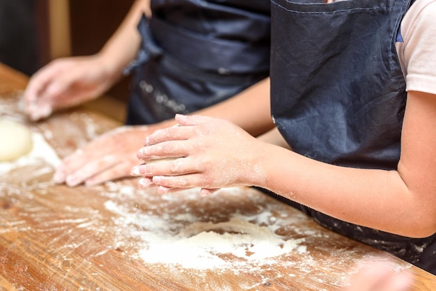 Kinderhanden maken pizza