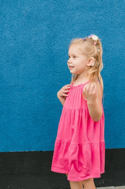 Foto kinderhoofd met cochleair implantaat gehoorapparaat hoorapparaat en geneeskunde innovatieve technologie en