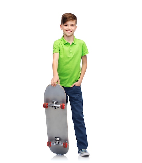 kinderjaren, vrije tijd, school en mensenconcept - gelukkige glimlachende jongen met skateboard