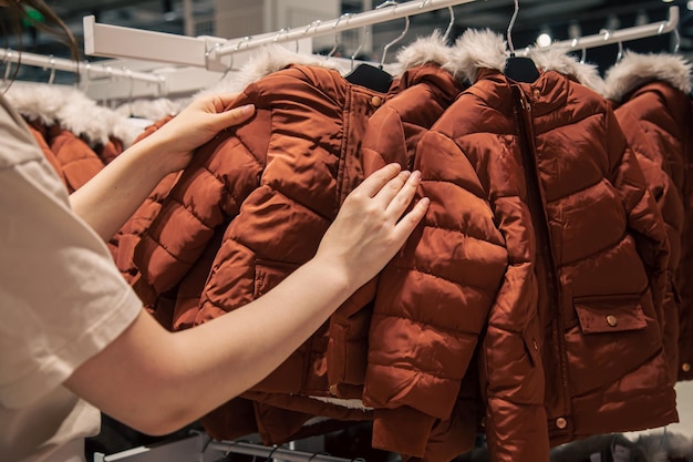 Kinderjassen op hangers in een kledingwinkel