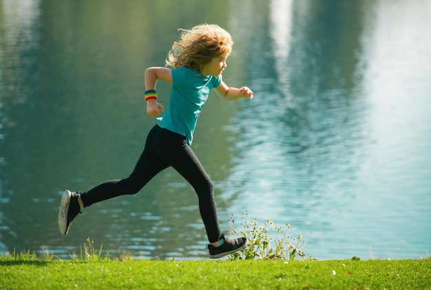 Kinderjongenslopers rennen in het park, sportieve jonge kinderen joggen en trainen buiten joggen helpt het lichaam t