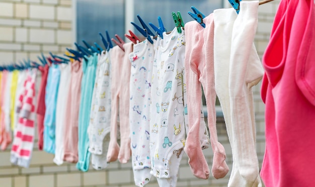 Kinderkleding droogt buiten na het wassen Selectieve focus