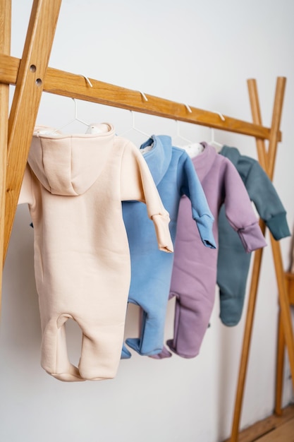 Kinderkleding voor kinderen van 12 jaar gemaakt van textiel in verschillende kleuren
