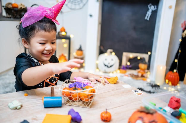 Kinderkostuum voor Halloween-festival thuis. Familiefeest en ingerichte kamer in de herfst.