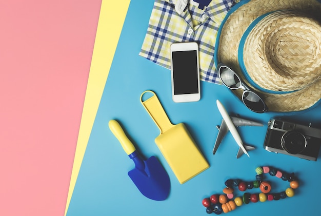 Foto kindermode en strandaccessoires flatlay voor zomervakantie thema