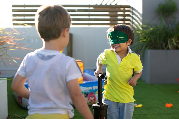 Kinderpomp blaast ballonnen op tijdens het verjaardagsfeestje van een kind.