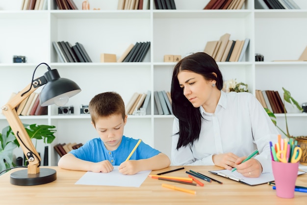 Kinderpsycholoog werken met jongen in kantoor