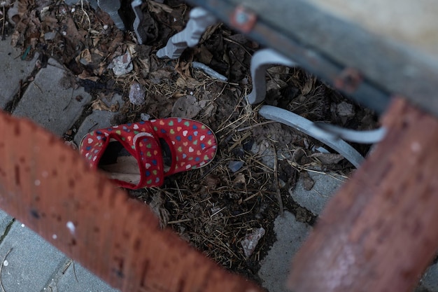 Kinderschoenen die burgerslachtoffers vertegenwoordigen in een actief oorlogsgebied.