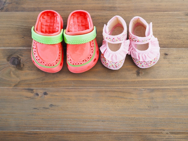 Foto kinderschoenen op houten achtergrond