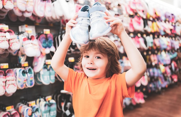 Kinderschoenenwinkel in supermarkt, kinderen kiezen in schoenenwinkel. Schoenenwinkel voor kinderen. Kid in supermarkt schoenen winkel. Verkoop, consumentisme en mensen concept.