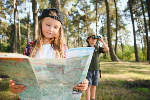 Foto kinderscouts in het bos