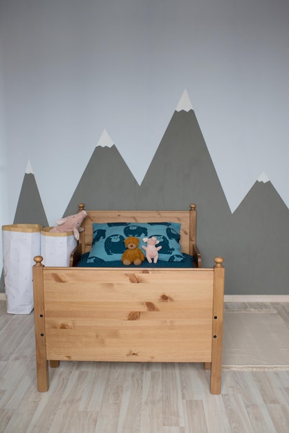 Kinderslaapkamer, speelgoed op het bed