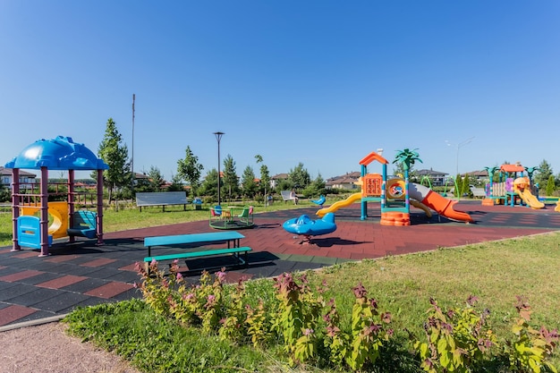 Kinderspeeltuin in het zomerpark