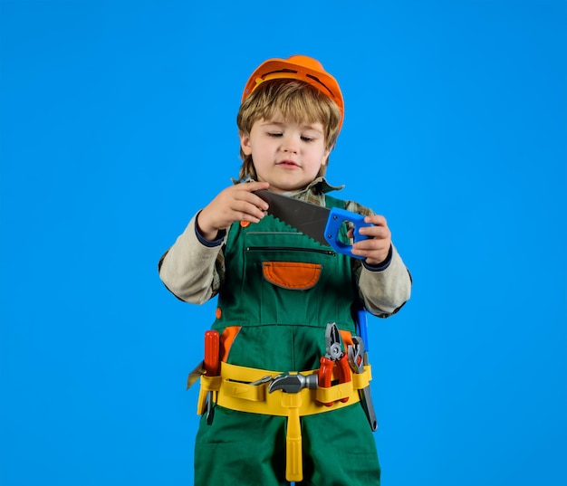 Kinderspel werk met gereedschap repareer kleine reparateur met zaaggereedschap voor het bouwen van bouwer jongen