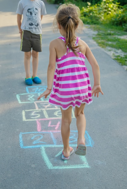 Foto kinderspellen in klassiekers. selectieve aandacht.