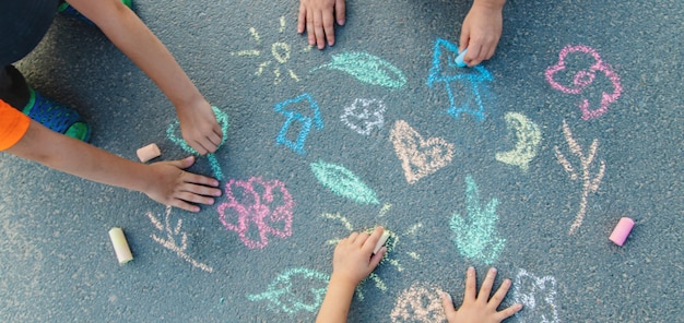 Kindertekeningen op het asfalt met krijt