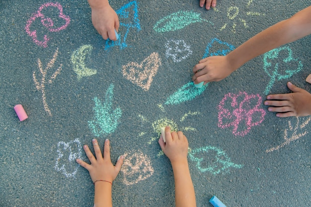 Foto kindertekeningen op het asfalt met krijt.