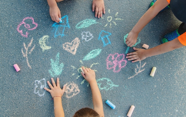 Foto kindertekeningen op het asfalt met krijt.