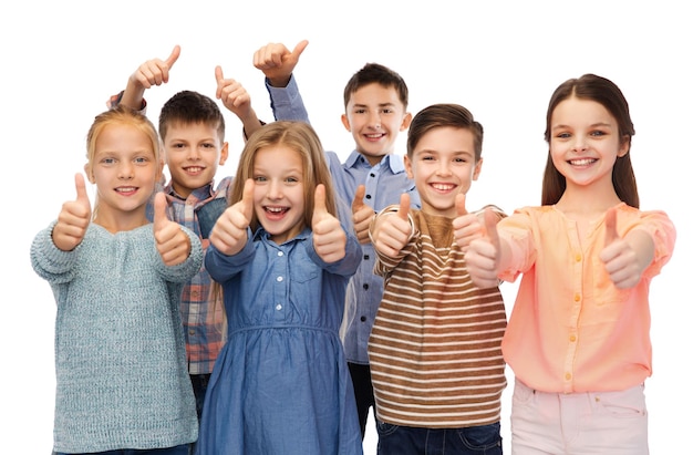 kindertijd, mode, gebaar en mensenconcept - gelukkige glimlachende kinderen die duimen laten zien
