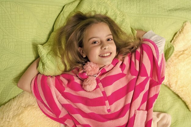 Foto kindertijd van gelukkig tienermeisje ontspannen kindertijd van tienermeisje ontspannen in bed kindertijd van tienermeisje ontspannen in slaapkamer kindertijd van tienermeisje ontspannen in pyjama