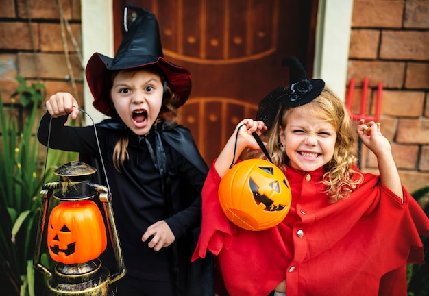 Foto kindertjes truc of behandelen op halloween