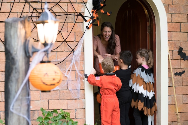 Foto kindertjes truc of behandelen op halloween