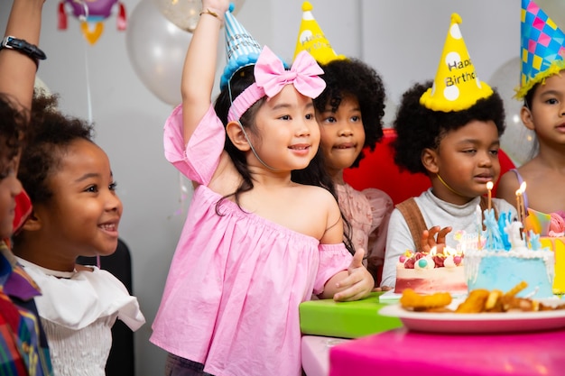 Kinderverjaardagsfeestje Groep diverse kinderen die plezier hebben op verjaardagsfeestje