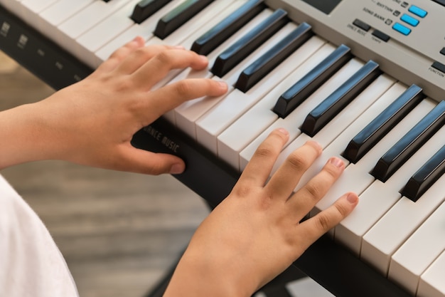 Kindervingers die piano spelen