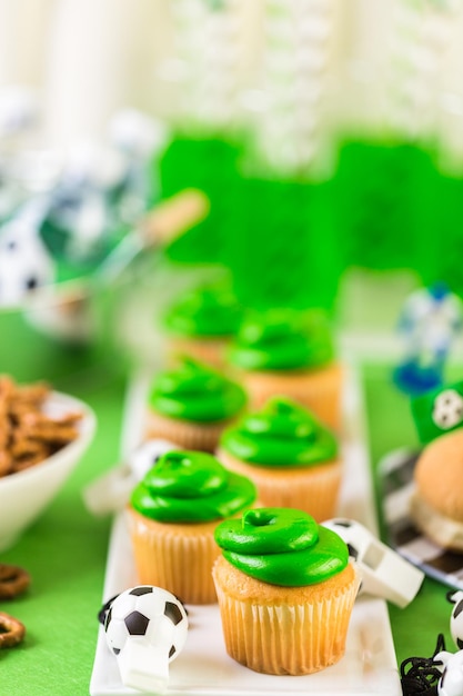 Kindervoetbal feestset met hapjes en drankjes.