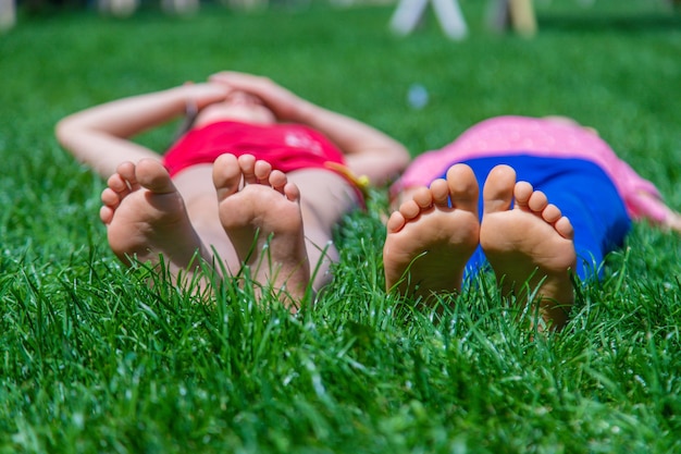 Kindervoeten op het gras Selectieve focus