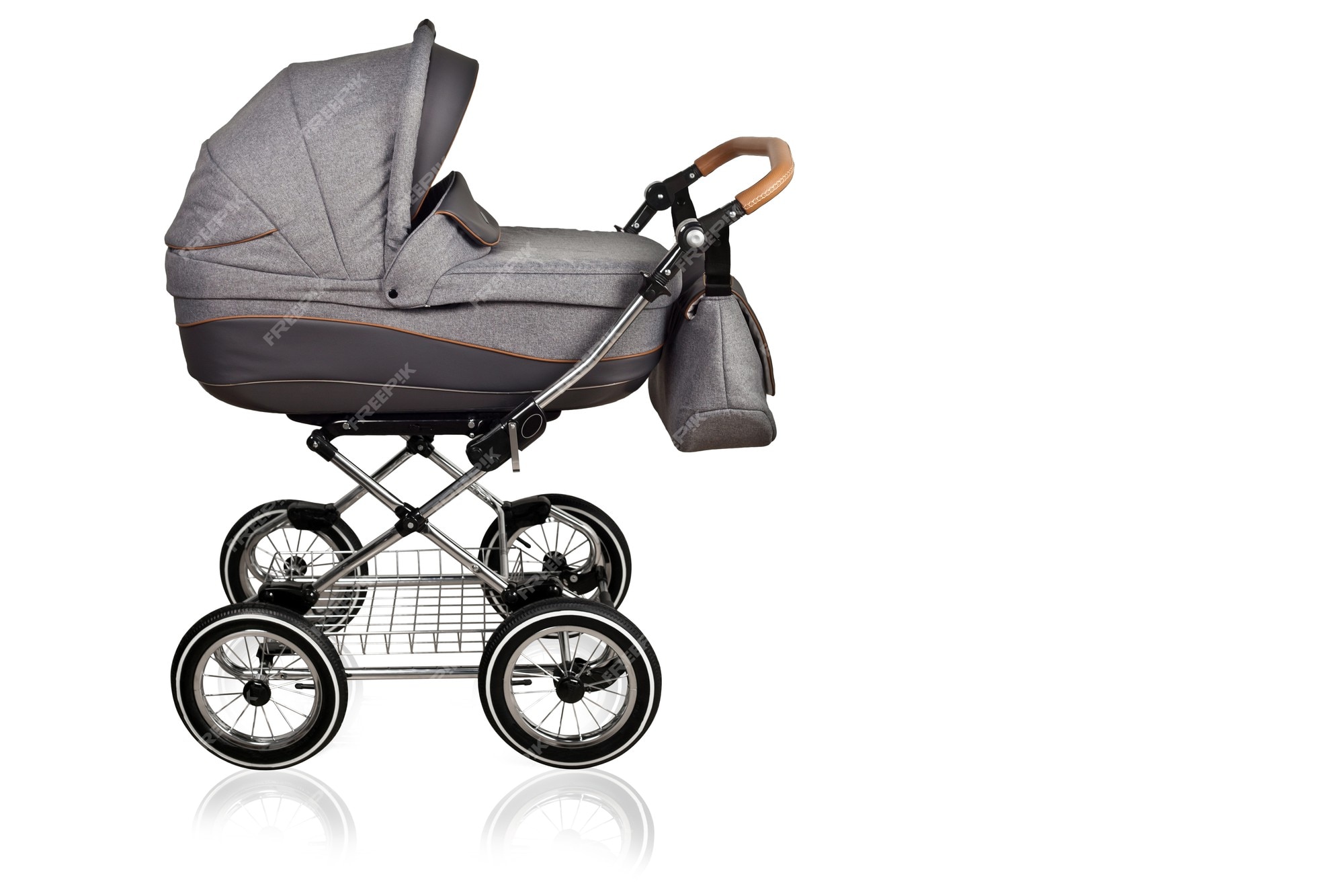 Activeren regel rommel Kinderwagen. wielen voor kinderwagen. witte geïsoleerde achtergrond. |  Premium Foto