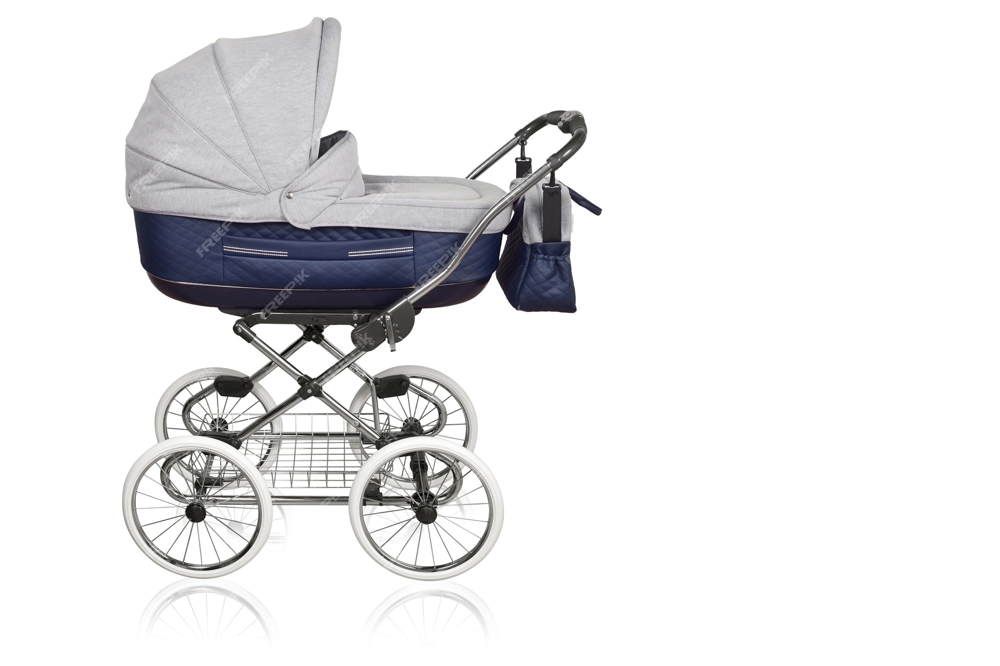 Activeren regel rommel Kinderwagen. wielen voor kinderwagen. witte geïsoleerde achtergrond. |  Premium Foto