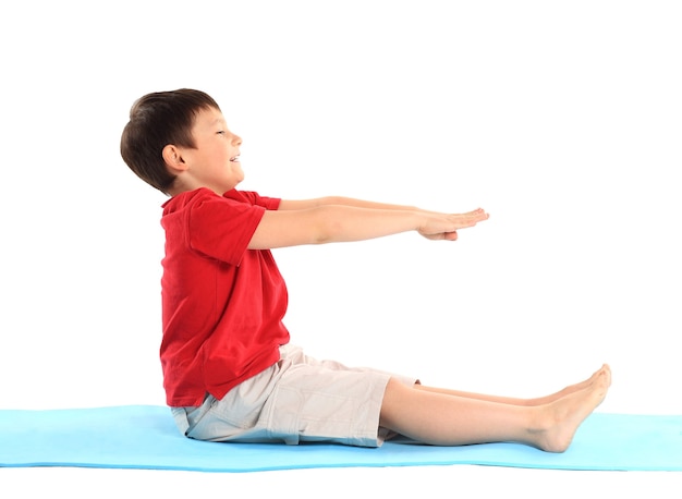 Kinderyoga. De kleine jongen doet aan sport