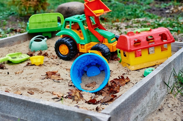 Kinderzandbak met kleurrijk speelgoed