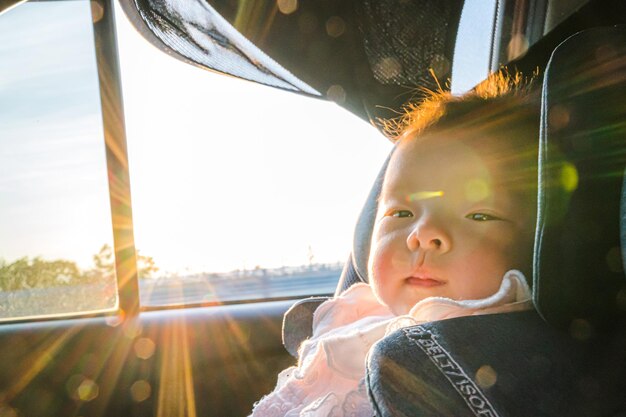 Kinderzitje en baby en zonsondergang