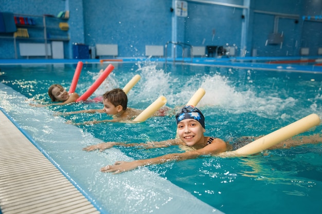 Kinderzwemgroep ligt op de rug, sporten in het zwembad