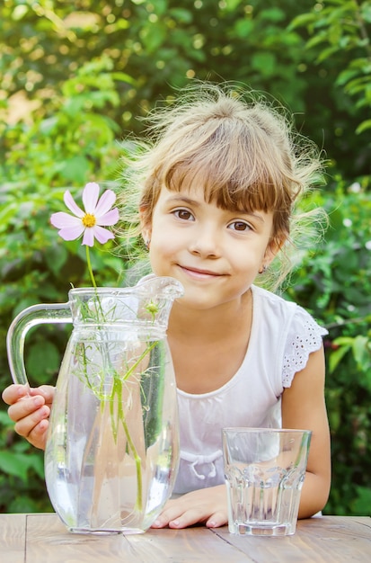 Kindglas water. selectieve aandacht. natuur.