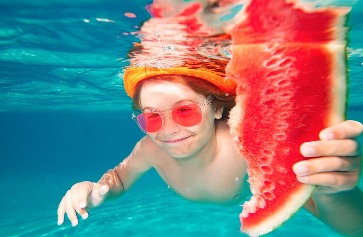 Foto kindje zwemt onder water in de zee kind zwemt in het zwembad onder water gelukkige jongen zwemt in de zee onder water