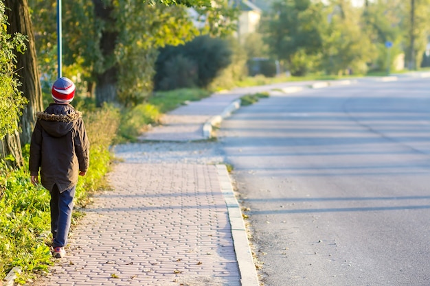 Kindjongen die alleen op een stoep lopen