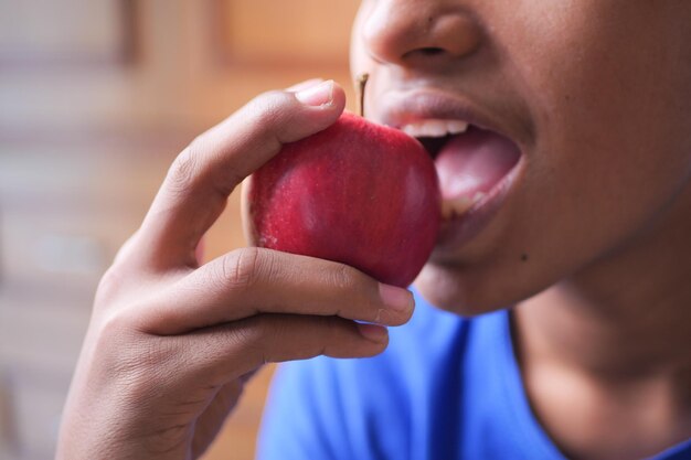 Kindjongen die appel van dichtbij eet