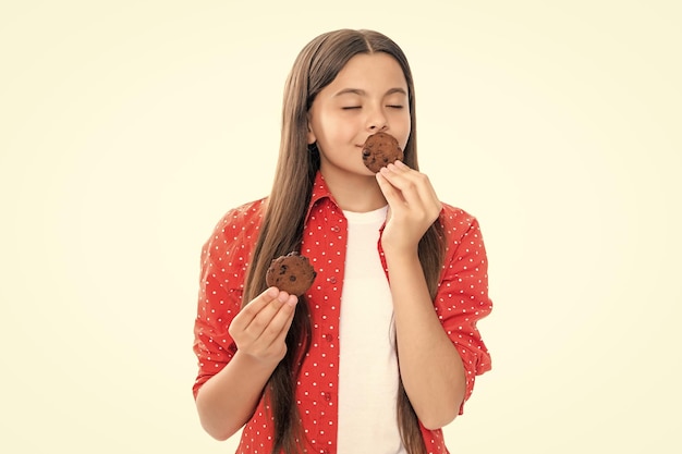 Foto kindmeisje met dessertbakkerij portret van gelukkig glimlachend tienermeisje eet koekje