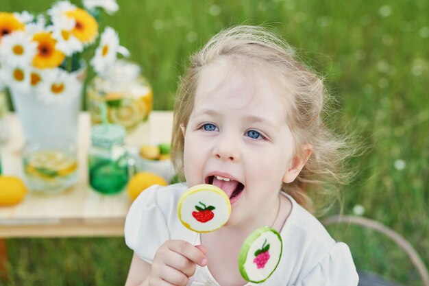 Kindmeisje met limonade. Limonade en daisy bloemen op tafel. Gezellige ochtend.