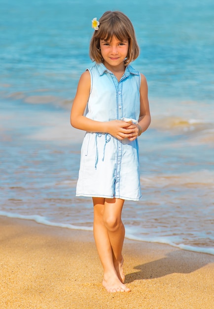 Kindmeisje op het strand in sri lanka