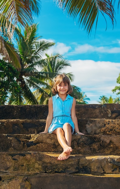 Kindmeisje op het strand in Sri Lanka