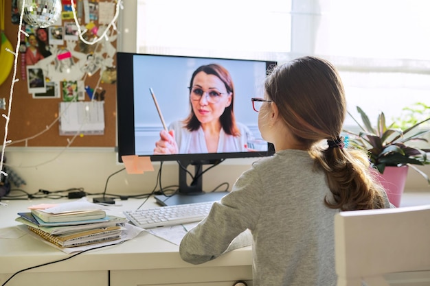 Kindmeisje studeert thuis online met behulp van computer