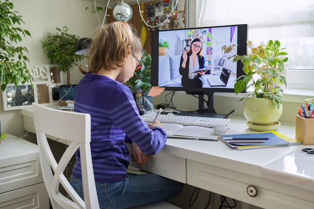 Kindmeisje studeert thuis online met behulp van computer