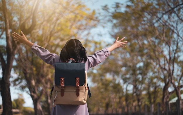 Kindschoolmeisje die gelukkig terug naar school lopen